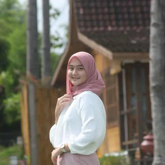 6 Potret Ayumi Putri Sasaki, Pembawa Baki Upacara Penurunan Bendera HUT ke-77 RI