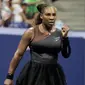 Ekspresi Serena Williams setelah berhasil meraih poin saat melawan Magda Linette selama putaran pertama turnamen tenis AS Terbuka di New York, Amerika Serikat, Senin (27/8). (AP Photo/Julio Cortez)