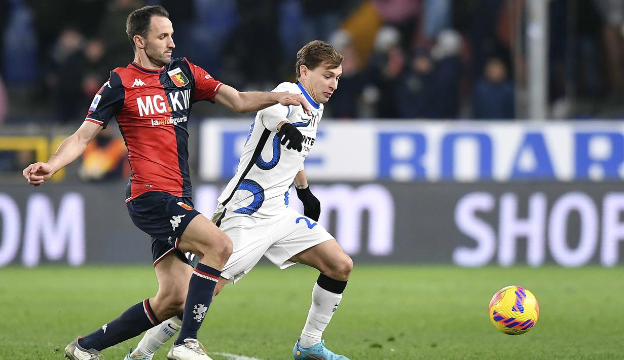 Inter Milan yang bertindak sebagai tamu lebih menguasai jalannnya pertandingan. Nicolo Barella dan kawan-kawan mencatat penguasaan bola mencapai 72 persen dan terus mengurung pertahanan Genoa. (LaPresse via AP/Tano Pecoraro)