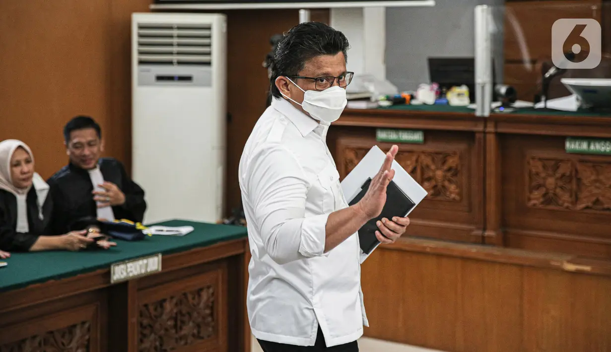 Ferdy Sambo menyapa pengunjung sebelum menjalani sidang kasus pembunuhan berencana terhadap Nofriansyah Yousa Hutabarat atau Brigadir J di Pengadian Negeri Jakarta Selatan, Jakarta, Selasa (24/1/2023). Terdapat kurang lebih sembilan berkas yang ditumpuk di meja kuasa hukum. (Liputan6.com/Faizal Fanani)