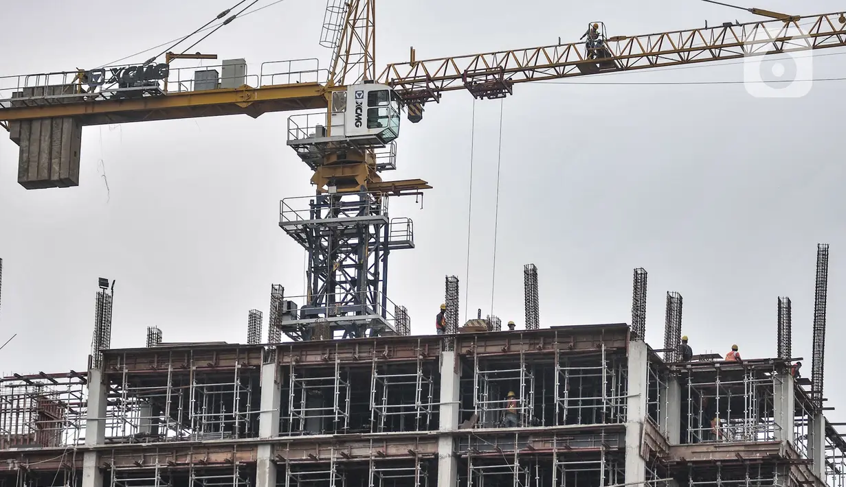 Pekerja saat menyelesaikan proyek pembangunan rumah susun sewa (Rusunawa) Ujung Menteng di Jalan Inspeksi KBT, Jakarta, Kamis (5/11/2020). Rusunawa untuk warga DKI berpenghasilan rendah itu direncanakan memiliki dua tower, terdiri atas 19 lantai dengan total 1.056 unit. (merdeka.com/Iqbal Nugroho)