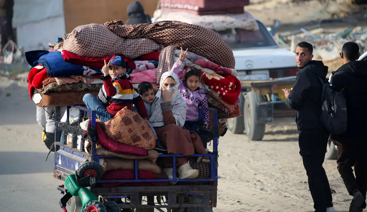 Menyambut pelaksanaan kesepakatan gencatan senjata dalam perang antara Israel dan kelompok militan Palestina, Hamas, ribuan warga pengungsi Palestina telihat kembali ke Rafah, Jalur Gaza selatan. (Eyad BABA/AFP)