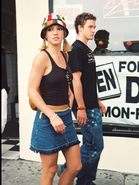 Jalan-jalan di Los angeles tahun 2000, Britney dan Justin tampil kompak dengan padu-padan top hitam dan bottom denim. [@throwback.britney/@britney.videos/@2000baddiess]