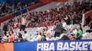 Seorang penonton dari Iran (kiri) memberikan arahan koreografi pada laga Grup G Piala Dunia FIBA 2023 antara Pantai Gading melawan Iran di Indonesia Arena, Senayan, Jakarta, Senin (28/08/2023). (Bola.com/Bagaskara Lazuardi)