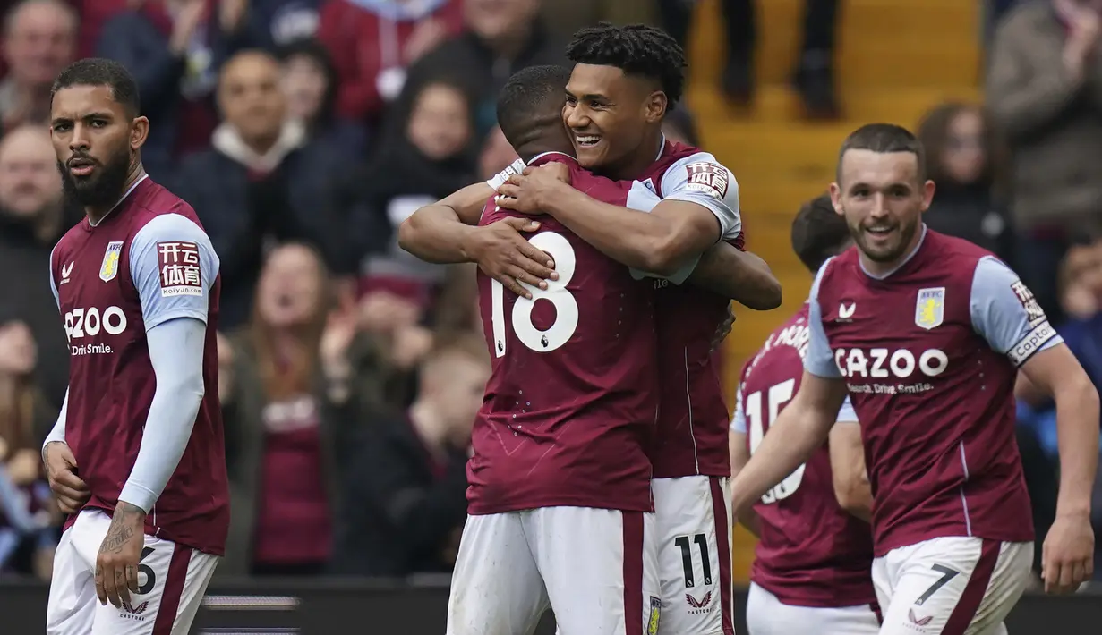 Selebrasi striker Aston Villa, Ollie Watkins (tengah) bersama Ashley Young setelah mencetak gol kedua timnya ke gawang Newcastle United pada laga lanjutan Liga Inggris 2022/2023 di Villa Park, Birmingham (15/4/2023). (PA via AP/Jacob King)