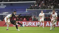 Riyad Mahrez dari Manchester City mencetak gol pembuka timnya selama pertandingan sepak bola leg pertama babak enam belas Liga Champions UEFA antara RB Leipzig dan Manchester City di Leipzig, Jerman, Rabu, 22 Februari 2023. (AP Photo/Andreas Gora)