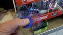 Fidget spinner dimainkan di sebuah yang bernama toko Funky Monkey Toys di Oxford, Mich (11/5). Secara umum, alat kecil seukuran jari ini dimainkan untuk mengusir rasa bosan atau cemas. (AP Photo / Carlos Osorio)