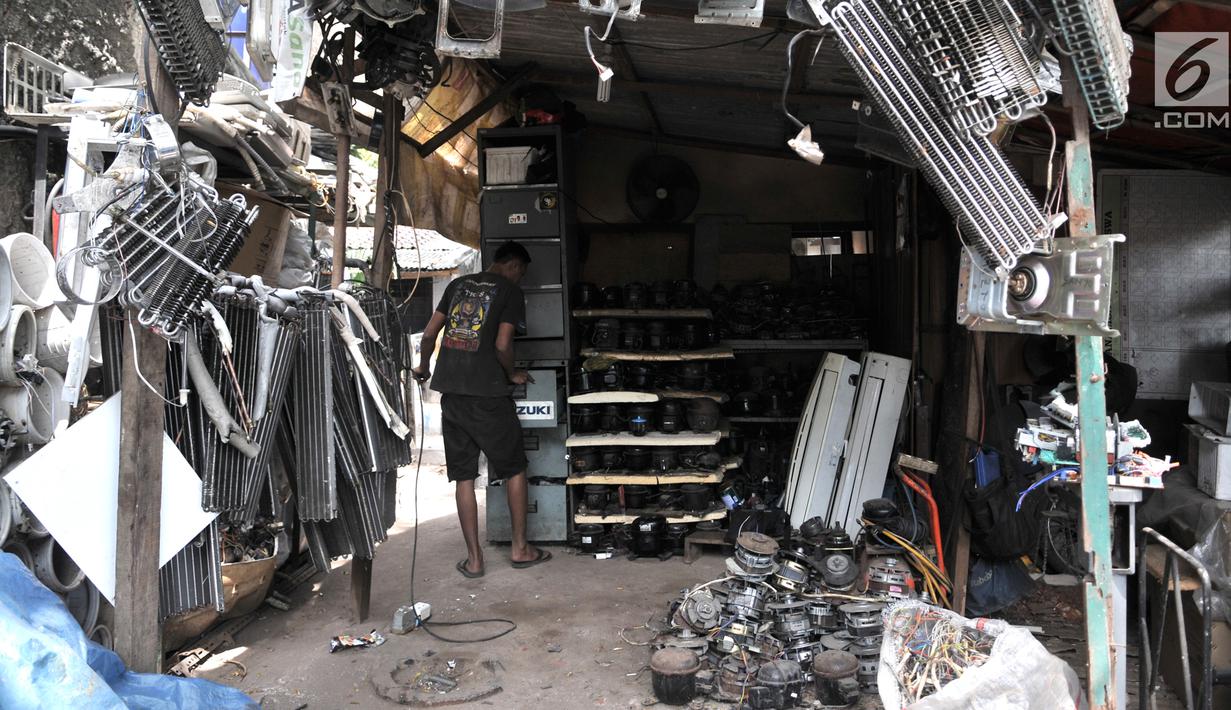 Aktivitas pekerja di tempat pengepulan sampah elektronik, Jakarta, Rabu (7/8/2019). Sepanjang Januari-Juni 2019, Dinas Lingkungan Hidup (DLH) Provinsi DKI Jakarta telah memproses lebih dari 1 ton sampah elektronik yang berasal dari rumah tangga dan industri. (merdeka.com/Iqbal Nugroho)