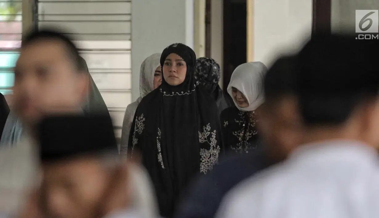 Artis Olla Ramlan bersiap menyalatkan jenazah ayahnya Muhammad Ramlan di masjid sekitar rumah duka di Jakarta, Selasa (5/6). Usai disalatkan, jenazah M. Ramlan diantarkan ke tempat peristirahatan terakhirnya di TPU Tanah Kusir.(Liputan6.com/Faizal Fanani)