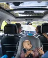 jenis car seat yang menghadap ke belakang (rear facing). (credits: freepik)