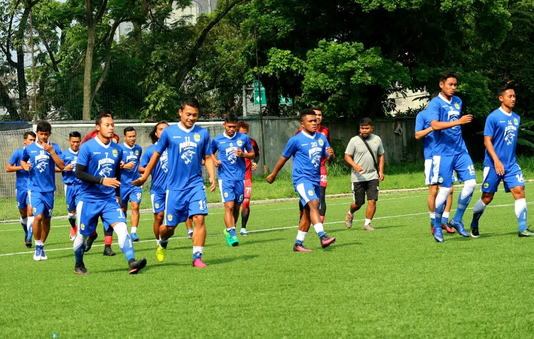 Persib Bandung menggelar latihan di Lapangan Lodaya. (Liputan6.com/Kukuh Saokani)