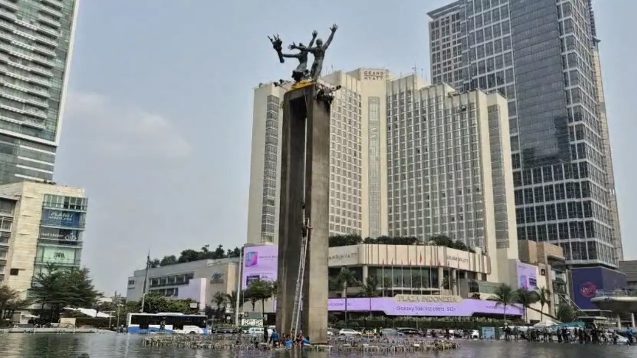 Greenpeace Sudah Turunkan Spanduk dari Monumen Selamat Datang Bundaran HI