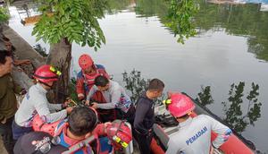 Pria diduga maling tewas tenggelam usai terjun ke kali sunter. (Antara)