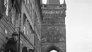 Sejumlah warga beraktivitas pada bulan September 1945 di kota Praha, Ceko. Nama kota Praha ditetapkan sebagai nama resmi kota tersebut pada tahun 1920, sebelum tahun 1784 kota ini disebut sebagai Královské Hlavní Město Praha ( atau disebut pula sebagai Ibukota Kerajaan Praha). (AFP Photo)