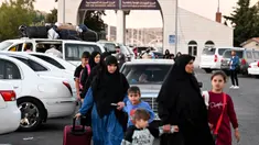 Orang-orang yang melarikan diri dari Lebanon tiba di sisi perbatasan Suriah di Jdeidat Yabus di barat daya Suriah pada 25 September 2024. (LOUAI BESHARA/AFP)