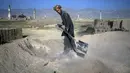 Buruh Afghanistan bekerja di sebuah pabrik batu bata di Deh Sabz, di pinggiran Kabul, Afghanistan, Minggu (26/9/2021). Para buruh biasanya bekerja selama 14 jam per hari, 6 hari dalam seminggu. (AP Photo/Bernat Armangue)