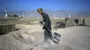Buruh Afghanistan bekerja di sebuah pabrik batu bata di Deh Sabz, di pinggiran Kabul, Afghanistan, Minggu (26/9/2021). Para buruh biasanya bekerja selama 14 jam per hari, 6 hari dalam seminggu. (AP Photo/Bernat Armangue)