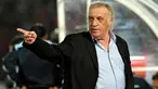 Argentine national football team coach Alfio Basile gives instructions to his players during their FIFA World Cup South Africa-2010 qualifier football match in Santiago on October 15, 2008. AFP PHOTO / Claudio Santana 