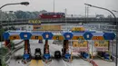 <p>Kendaraan memasuki area gerbang tol Jagorawi, Jakarta, Rabu (8/7/2015). Pemerintah mulai Selasa (7/7) pukul 00.00 WIB memberikan diskon tarif seluruh ruas jalan tol sebesar 25-35 persen sampai Rabu (22/7) pukul 24.00 WIB. (Liputan6.com/Faizal Fanani)</p>