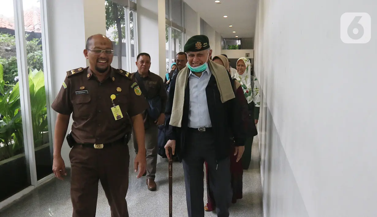 Kivlan Zen (kanan) jelang untuk memberikan kesaksian dalam sidang lanjutan kasus kepemilikan senjata api ilegal di Pengadilan Negeri Jakarta Pusat, Rabu (5/2/2020). Sidang untuk terdakwa Azwarni ditunda karena alasan kesehatan Kivlan Zen. (Liputan6.com/Herman Zakharia)