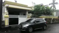Begini kondisi rumah paranormal Ki Gendeng Pamungkas pascapenangkapan. (Liputan6.com/Achmad Sudarno)