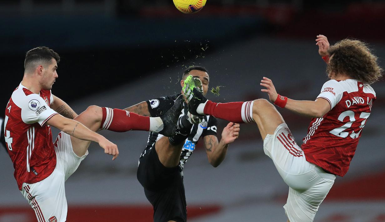 Pemain Arsenal Granit Xhaka (kiri) dan David Luiz (kanan) menghadang laju pemain Newcastle United dalam lanjutan pertandingan Liga Inggris. (Foto: AFP/Pool/Adam Davy)