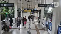 Sejumlah penumpang saat menunggu antrean di Halte Transjakarta Dukuh Atas 2 di Jalan Jenderal Sudirman, Jakarta Pusat, Selasa (23/5/2023). (merdeka.com/Iqbal S.Nugroho)