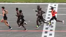 Sejumlah atlet bersaing dalam lari maraton di bawah 2 jam pada event Breaking2 di Sirkuit Monza, Italia, Sabtu (6/5). Mereka berlari dalam project Breaking2 yang diselenggarakan Nike untuk memecahkan batas waktu lari jarak jauh. (AP Photo/Luca Bruno)