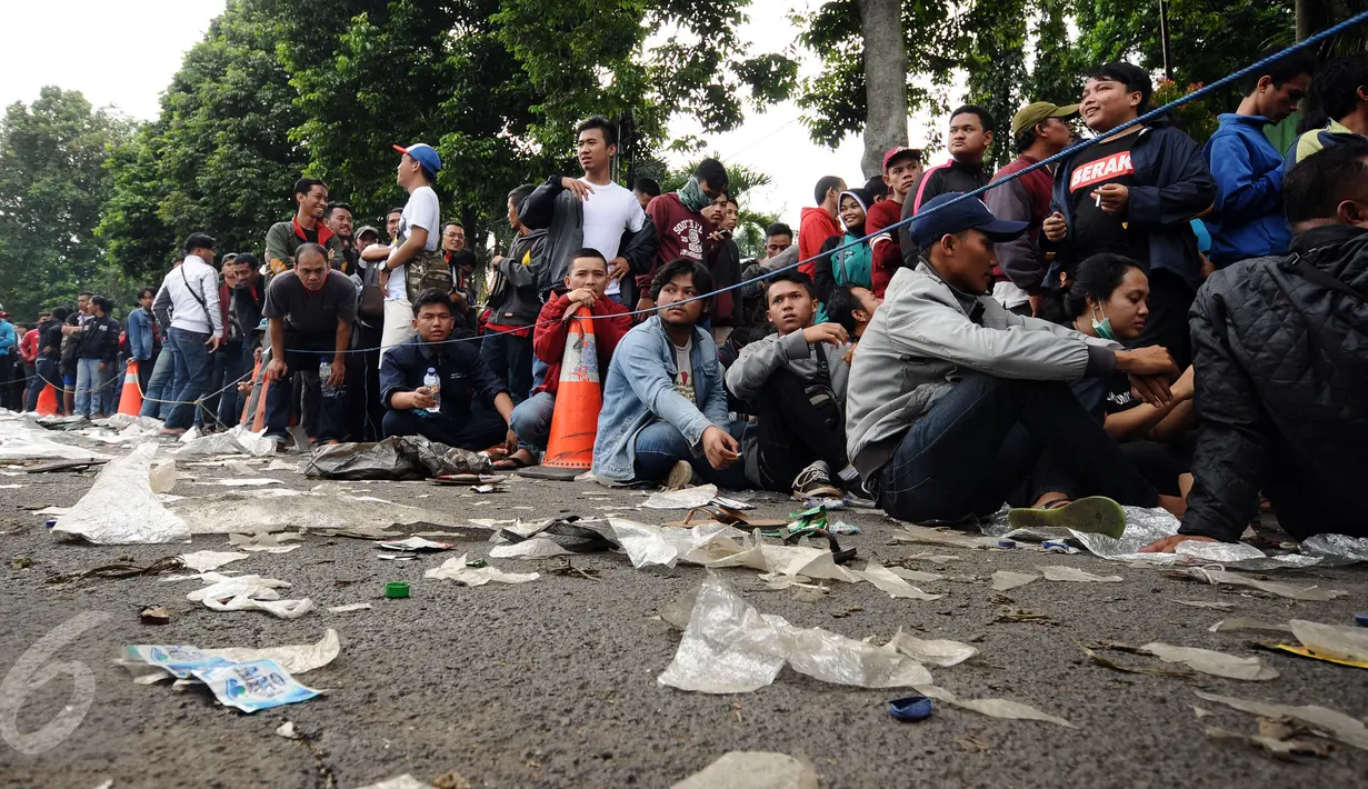 Antrean calon suporter yang akan membeli tiket di halaman Kodim 0621 Surya Kancana Kab Bogor, Selasa (13/12). 5000 lembar tiket final Piala AFF 2016 antara Indonesia melawan Thailand dijual di Kodim 0621 Surya Kancana. (Liputan6.com/Helmi Fithriansyah)