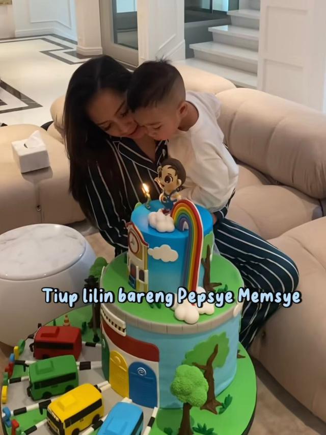 Potret Cipung dan Kue Raksasa (Instagram/@raffinagita1717)