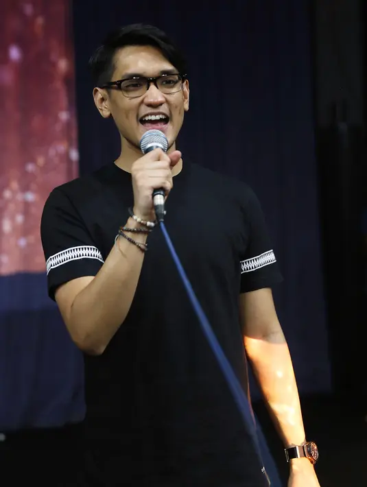 Afgan melakukan persiapan vokal menjelang konser tunggalnya yang tinggal hitungan jam di Malaysia yang bertajuk ‘Suara Hati’. (Wimbarsana/Bintnag.com)