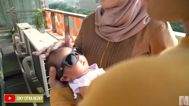 6 Potret Baby Keene Atharrazka Berjemur Pakai Kacamata, Bikin Gemas