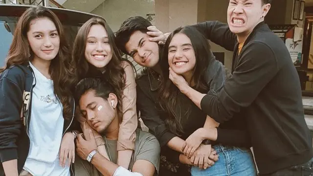 Gabung di Love Story The Series, Ini 6 Potret Fiolina Tejaay Bareng Para Pemain