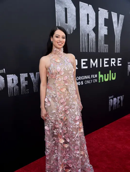 Amber Midthunder berpose di karpet merah saat menghadiri pemutaran film Prey di Regency Village Theatre di Los Angeles, California (2/8/2022). Amber Midthunder adalah seorang aktris Amerika dan anggota Suku Fort Peck Sioux. (Alberto E. Rodriguez/Getty Images for Disney/AFP)