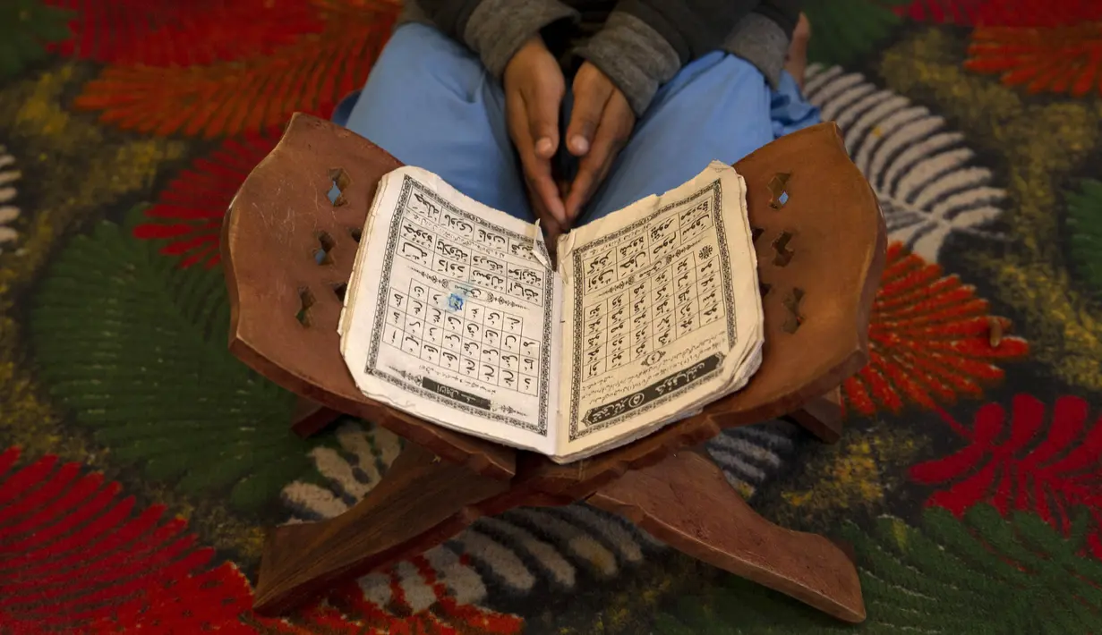 Seorang anak belajar Al-Quran selama bulan suci Ramadan di Jammu Kashmir Al Fallah Yateem Trust, Srinagar, India, Kamis (7/5/2020). Para ulama dan otoritas agama setempat mendesak warga untuk beribadah di rumah untuk mencegah penyebaran virus corona COVID-19. (AP Photo/Dar Yasin)