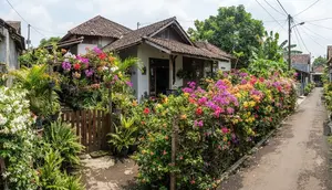 6 Ide Pagar Hidup dari Tanaman Berbunga di Rumah Perkampungan, Mudah Dirawat