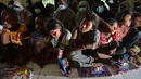 Kondisi para pengungsi saat menunggu pendataan dan tes Covid-19 di pusat penampungan sementara, bekas kantor Imigrasi Punteuet di Lhokseumawe, Aceh Utara (26/6/2020). (AFP Photo/CHAIDEER MAHYUDDIN)