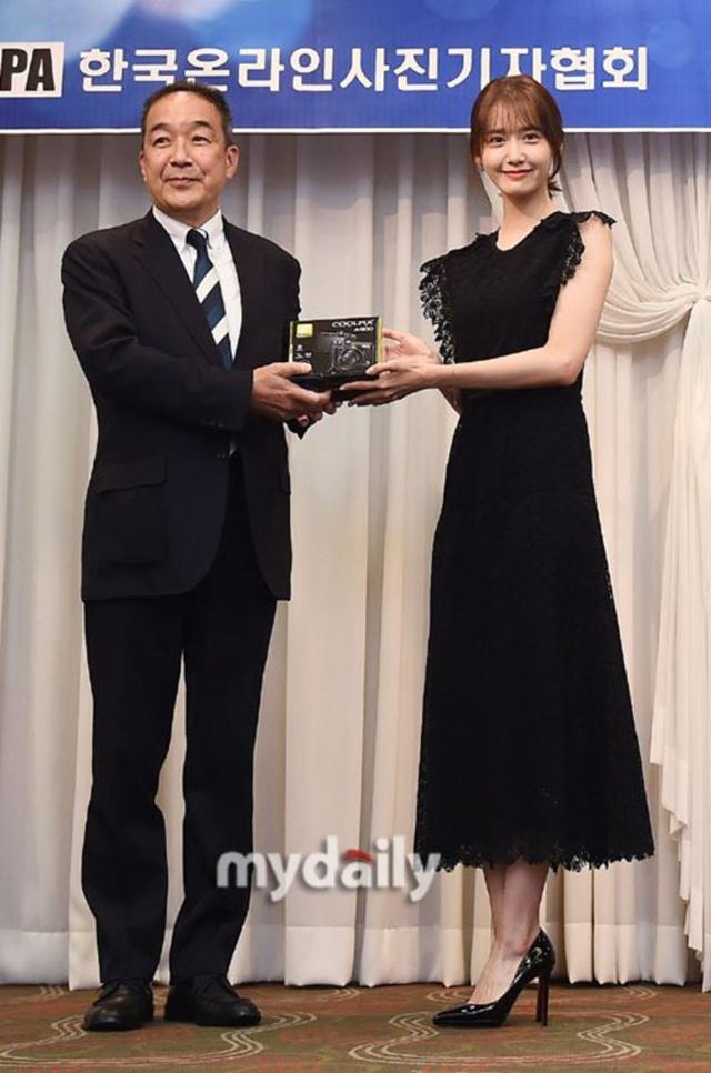 Yoona menerima penghargaan dengan senyum manis dan menawannya/copyright news Pic/pit