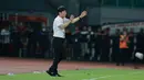 Pelatih Timnas Indonesia U-19, Shin Tae-yong dalam laga penyisihan Grup A Piala AFF U-19 2022 antara Indonesia menghadapi Brunei Darussalam di Stadion Patriot Candrabhaga, Bekasi, Senin (4/7/2022). (Bola.com/M. Iqbal Ichsan)