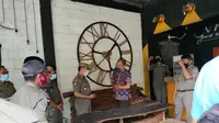 Satpol PP Tuban mengecek kafe yang menjadi lokasi mesum pasangan remaja. (Ahmad Adirin/Liputan6.com)