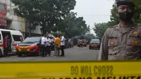 Seorang polisi tampak berjaga di dekat garis polisi, pasca insiden bom bunuh diri di Polsek Astanaanyar, Bandung. Rabu (7/12/2022). (Dikdik Ripaldi/Liputan6.com)