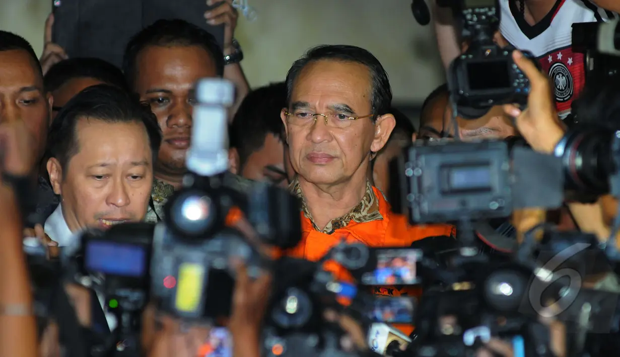 Ekspresi mantan Menteri Agama, Suryadharma Ali saat memberikan keterangan di gedung KPK, Jakarta, Jumat (10/4/2015). Suryadharma Ali ditetapkan sebagai tersangka kasus dugaan korupsi penyelenggaraan haji tahun 2012-2013. (Liputan6.com/Herman Zakharia)