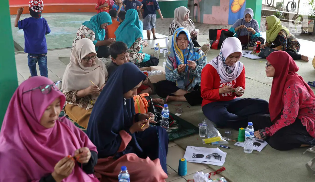 Ibu PKK mengikuti pelatihan merajut di RPTRA Pademangan Timur, Jakarta, Selasa (18/12). Pelatihan digelar guna meningkatkan kemampuan dan dapat memperkuat perekonomian keluarga dari hasil kerajinan yang dijualnya itu. (Liputan6.com/Immanuel Antonius)