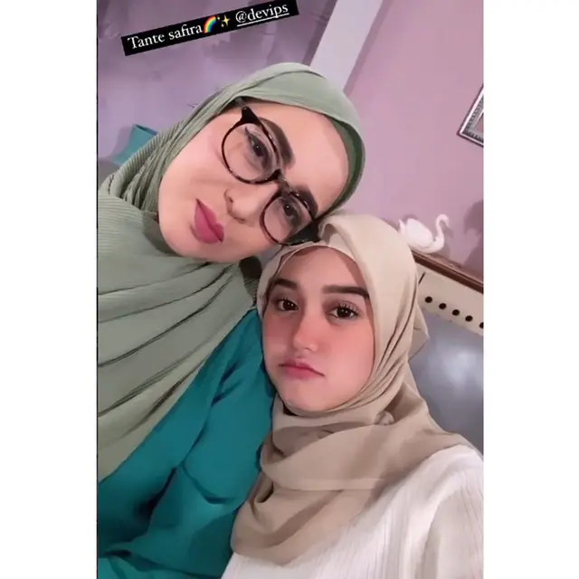 6 Potret Kebersamaan Devi Permatasari dan Esta Pramanita, Bak Kakak Adik