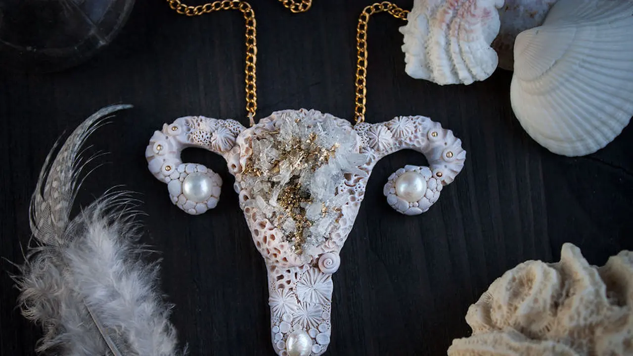 Liontin Vagina