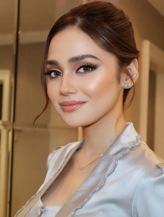 Dalam unggahannya, Syifa Hadju terlihat anggun dengan makeup flawless hasil karya MUA asal Malaysia, Fazz Arifin [Instagram/syifahadju]
