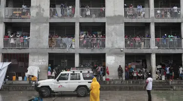 Pengungsi melihat ke halaman dalam sekolah tempat mereka berlindung akibat kekerasan geng, saat hujan akibat Badai Tropis Franklin di Port-au-Prince, Haiti, Rabu, 23 Agustus 2023. (AP Photo/ Odelyn Joseph)