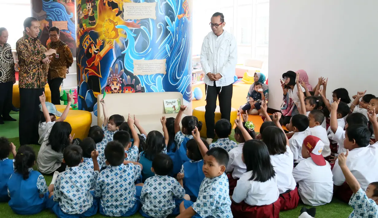 Presiden Joko Widodo (Jokowi) menyapa sejumlah murid seusai meresmikan gedung baru Perpustakaan Nasional di Jakarta, Kamis (14/9). Jokowi berharap perpustakaan ini bisa meningkatkan minat baca masyarakat. (POOL/Kompas/Wisnu Widiantoro)