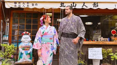 Tidak lengkap rasanya jika ke Jepang tanpa mencoba mengenakan kimono. Tasya Farasya pun tidak melewatkan kesempatan tersebut. Ia bersama sang suami tampil serasi memakai baju kimono. Beauty vlogger itu tampil anggun memakai kimono warna baby pink dengan corak bunga-bunga besar. (Liputan6.com/IG/@tasyafarasya)