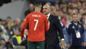 Pelatih Portugal Roberto Martinez berjabatan tangan dengan Cristiano Ronaldo saat Ronaldo diganti di laga semifinal Nations League kontra Jerman di&nbsp;Allianz Arena, Munich, Jerman, Rabu, 4 Juni 2025. (AP Photo/Matthias Schrader)